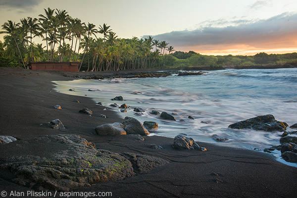 This is one of the more popular black sand beaches in Hawaii. Although quite some distance from any town, it is usually quite busy, but not the morning I arrived.